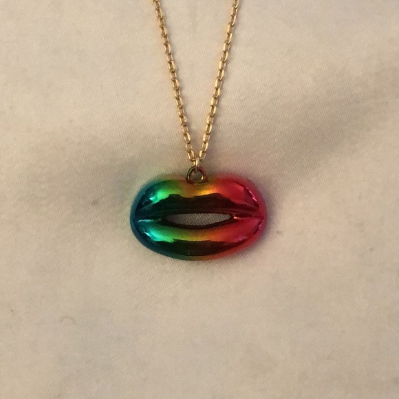 Betsey Johnson Gold Tone Layered 2PC Necklace Metallic Rainbow Lip Pendant NWT - Picture 15 of 15